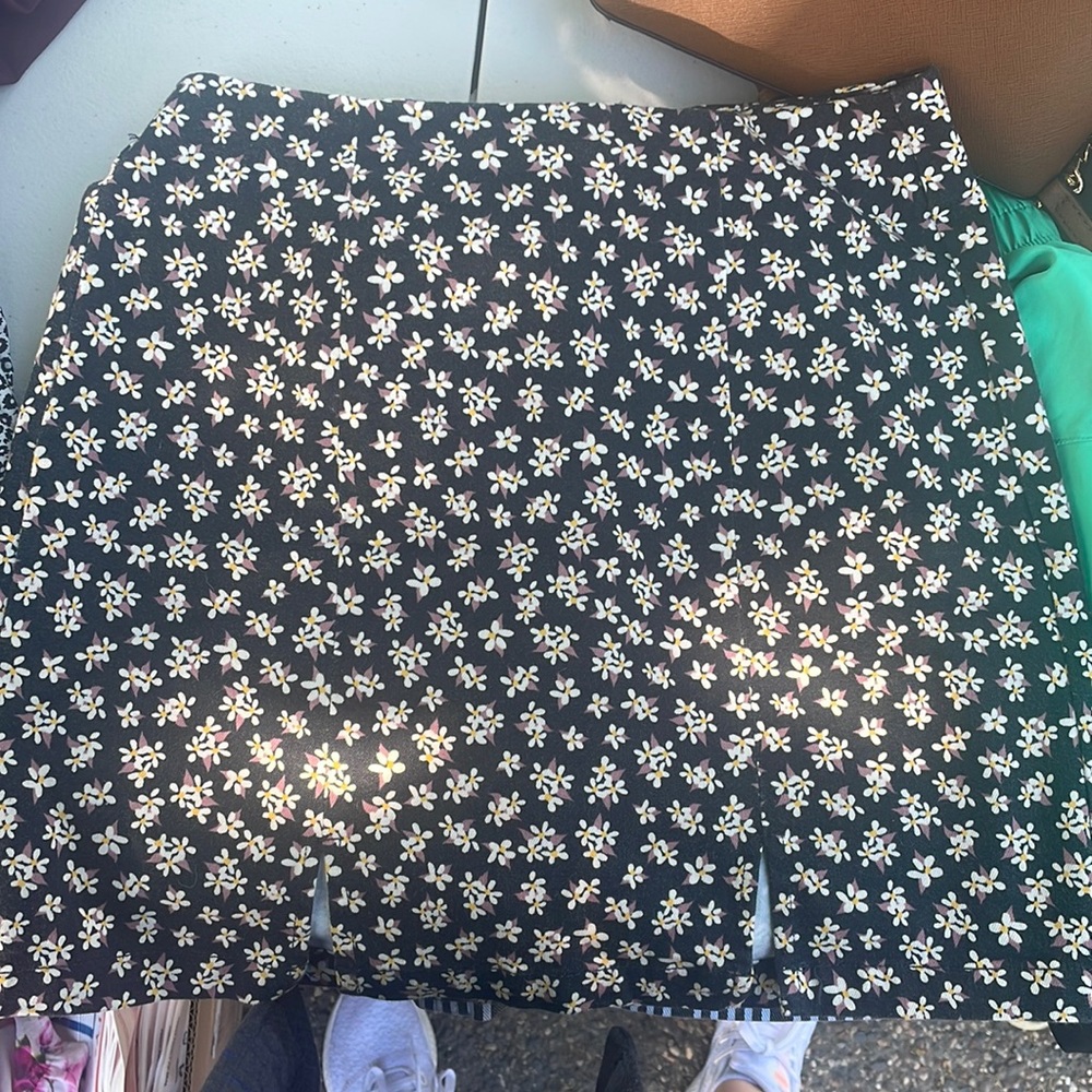 Floral zip skirt with mini slits